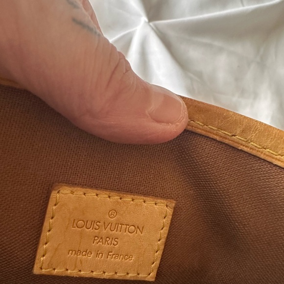 Louis Vuitton hand bag. - Picture 5 of 8